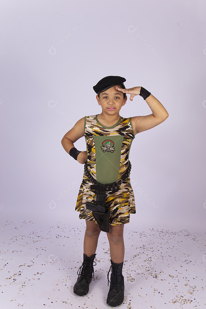 Linda menina fantasiada de policial sobre um fundo isolado branco.