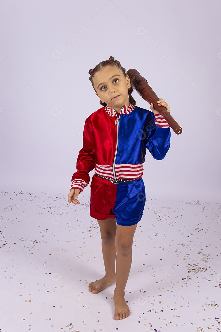 Linda menina fantasiada de Arlequína sobre fundo isolado branco.