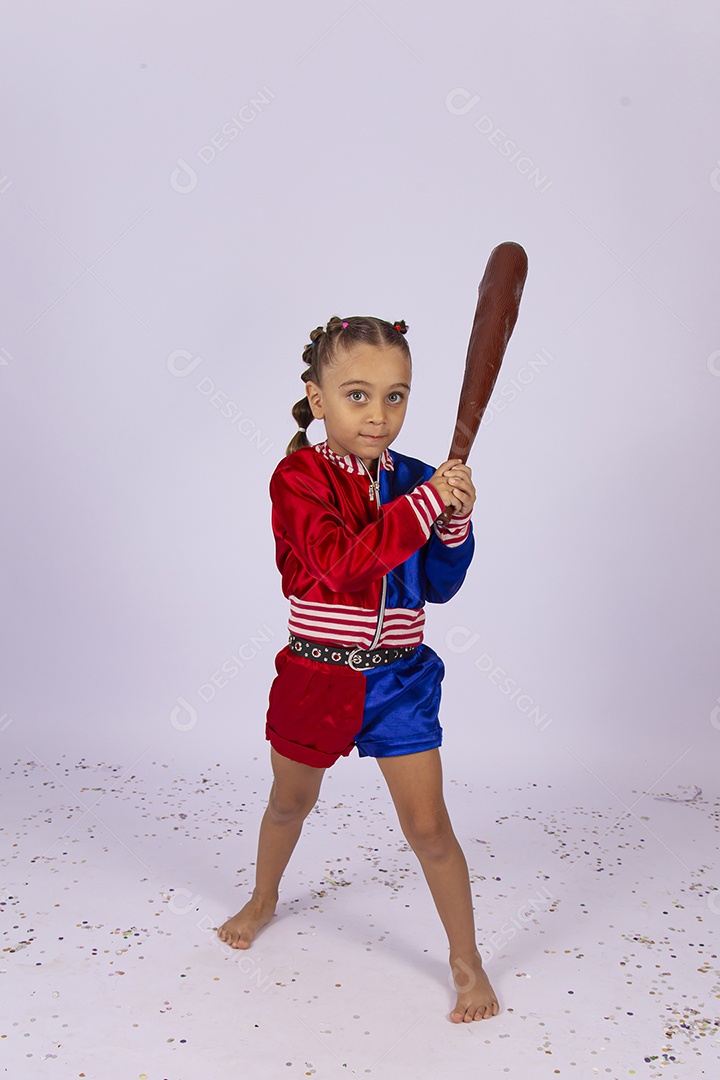 Criança fantasiada de Alerquina sobre um fundo isolado branco.