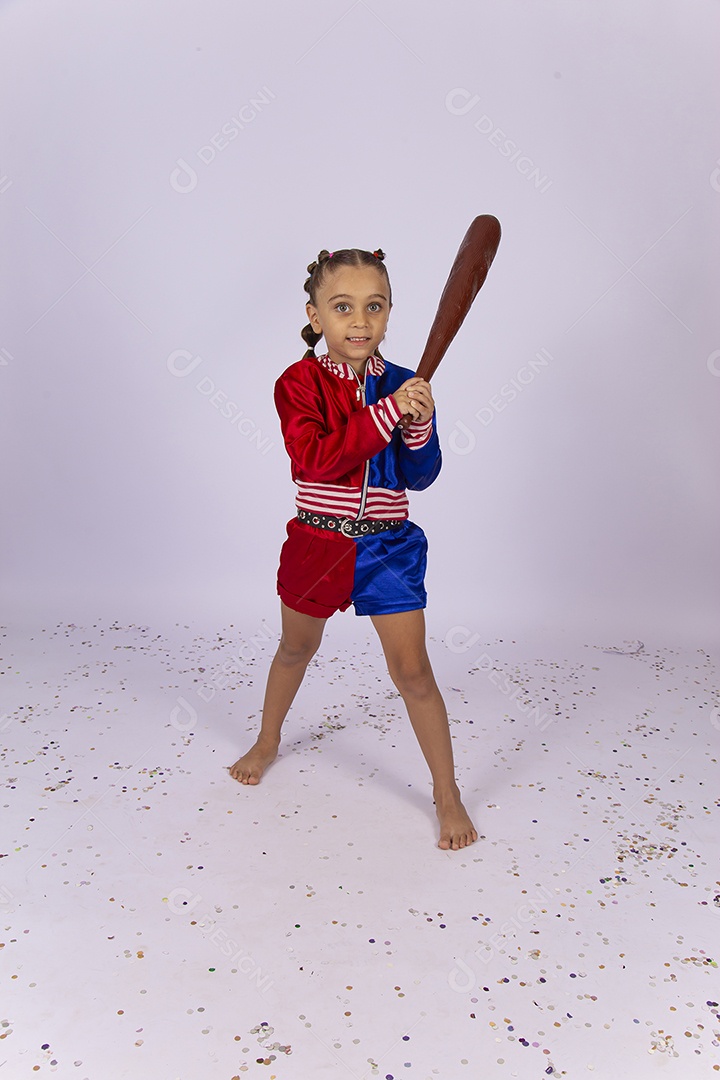 Linda menina fantasiada de Arlequína sobre fundo isolado branco.