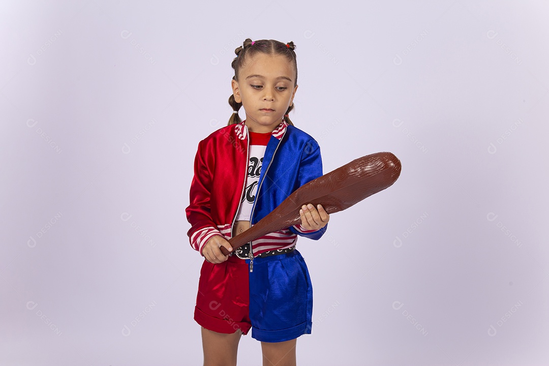 Linda menina fantasiada de Arlequína sobre fundo isolado branco.