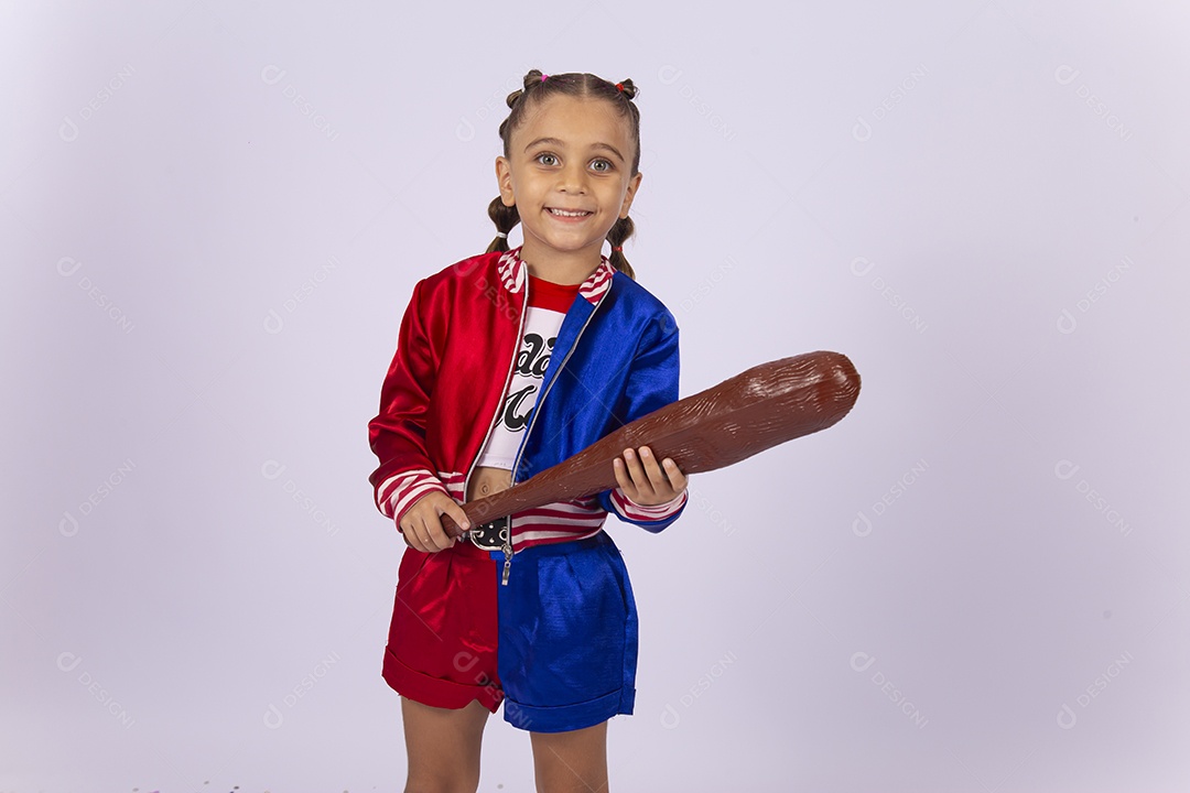 Linda menina fantasiada de policial sobre um fundo isolado branco.