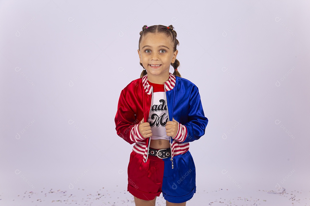 Criança fantasiada de Alerquina sobre um fundo isolado branco.