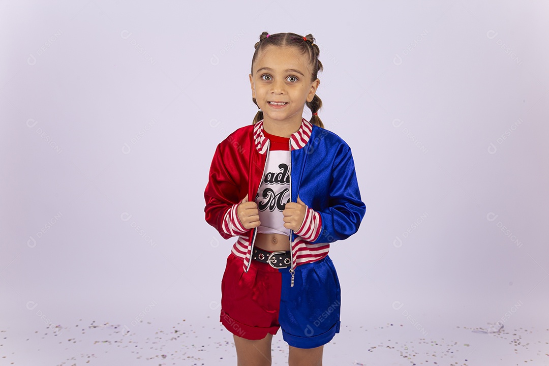 Criança fantasiada de Alerquina sobre um fundo isolado branco.