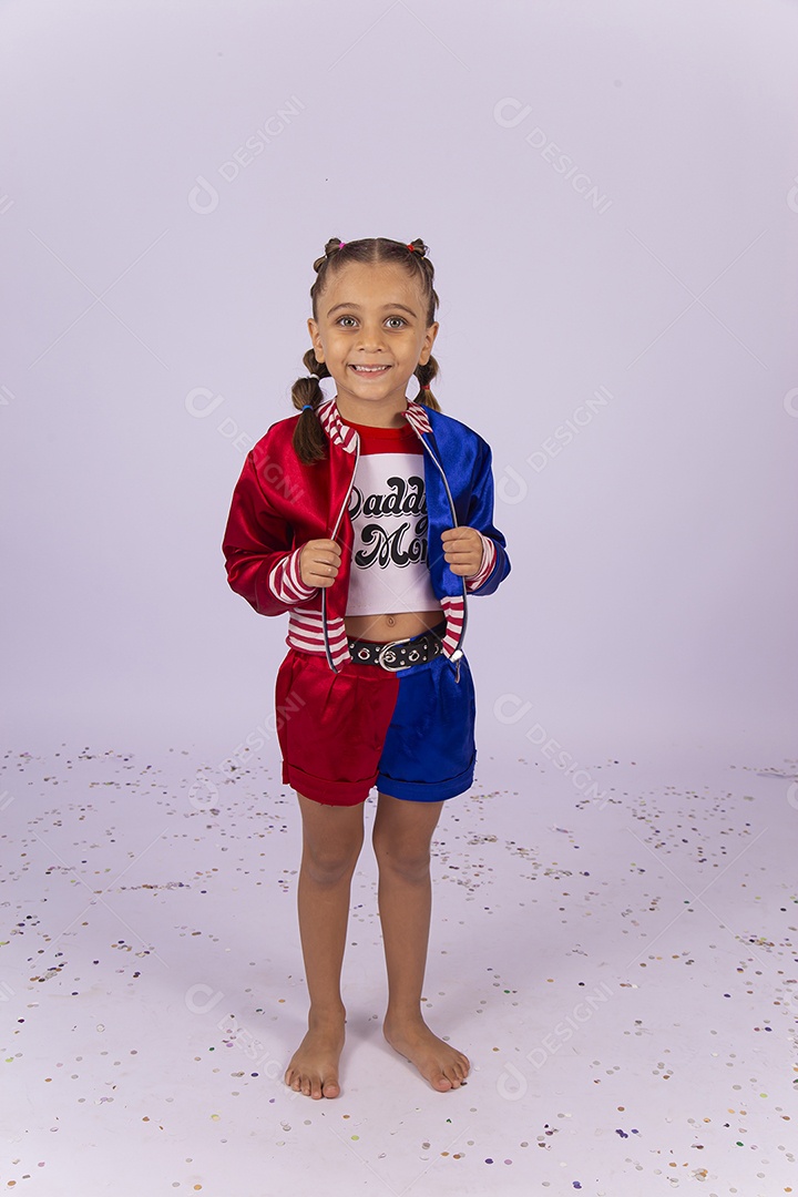 Linda menina fantasiada de policial sobre um fundo isolado branco.