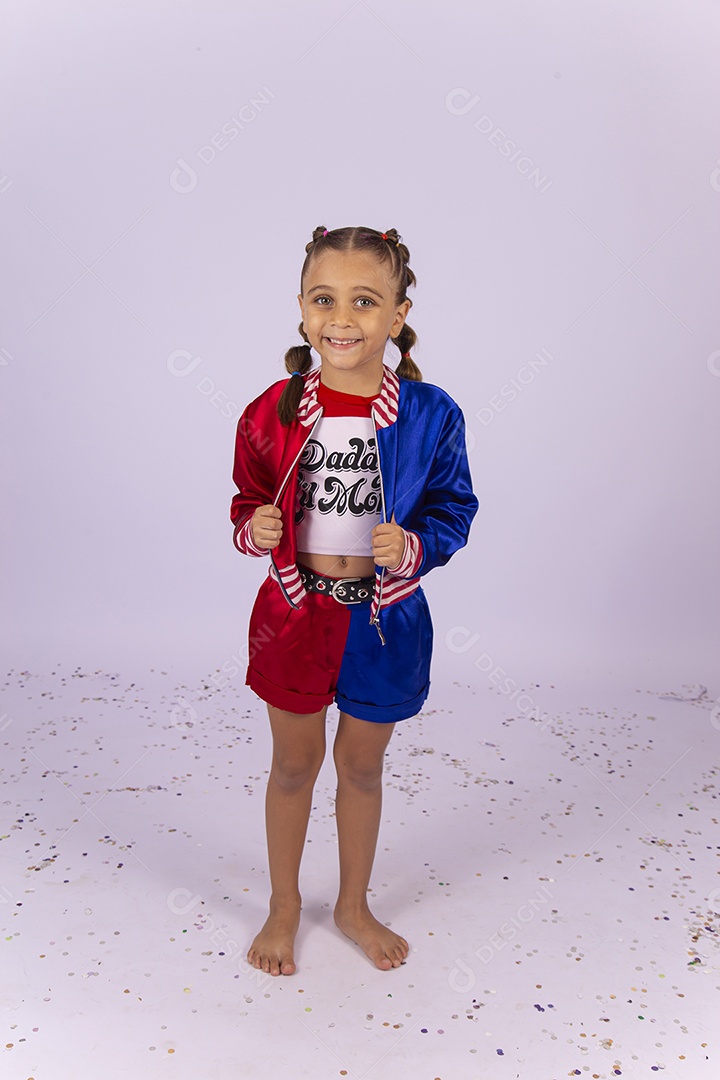 Linda menina fantasiada de Arlequína sobre fundo isolado branco.