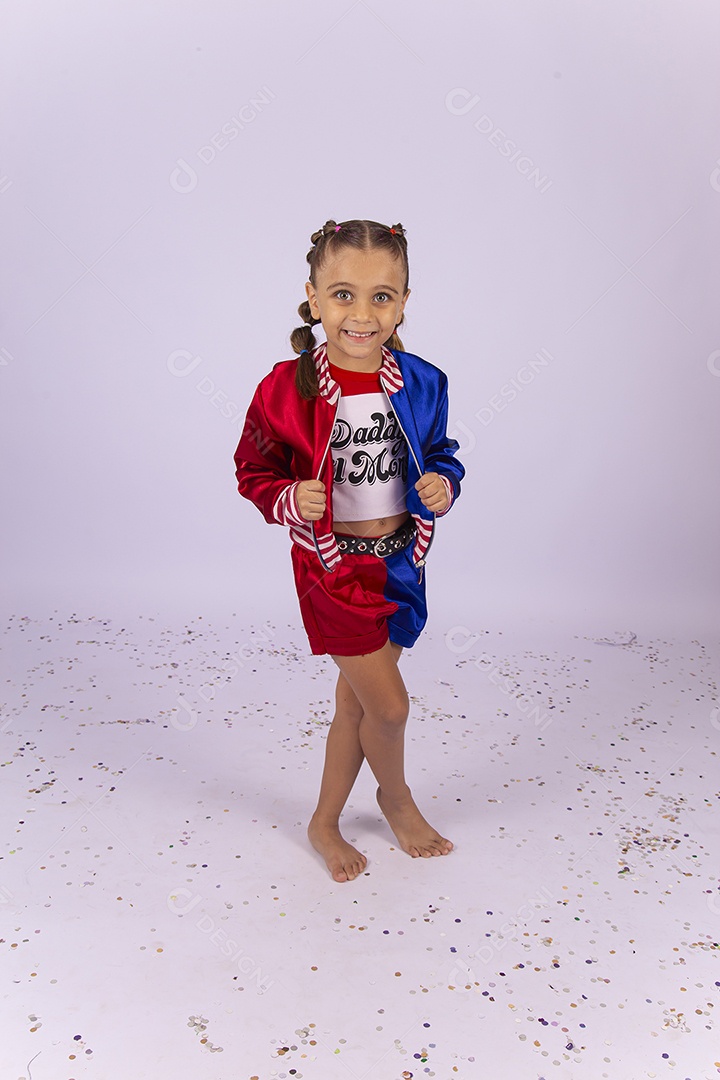 Criança fantasiada de Alerquina sobre um fundo isolado branco.