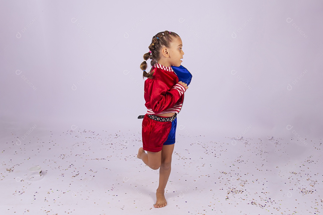 Linda menina fantasiada de Arlequína sobre fundo isolado branco.