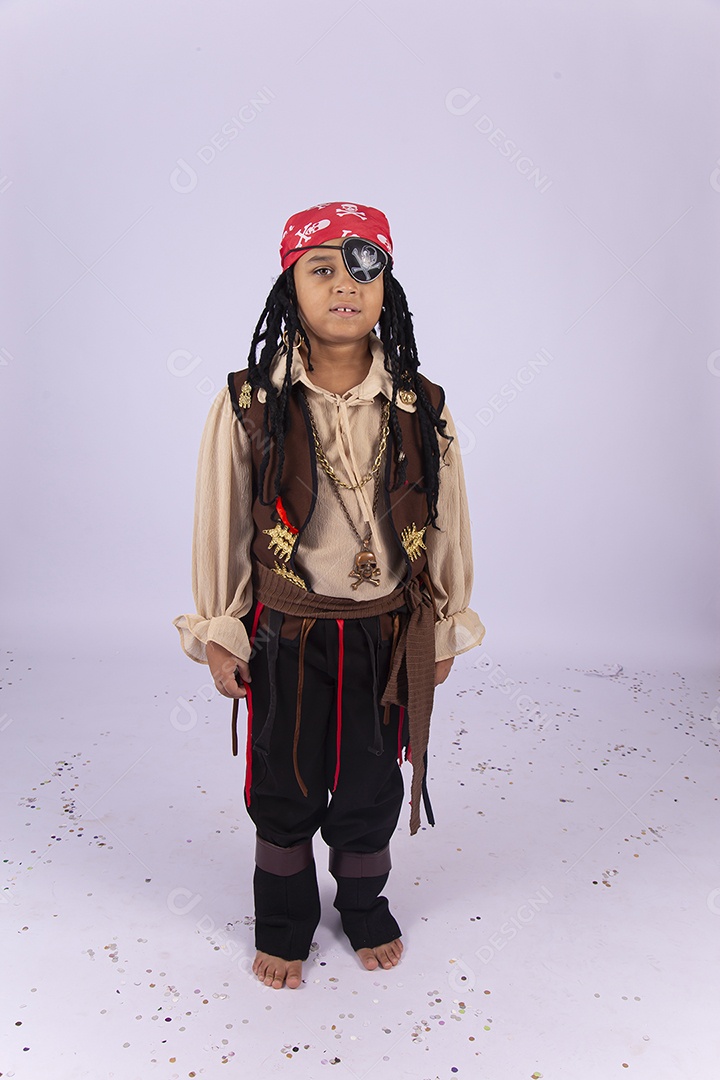 Criança com fantasia do pirata sobre um fundo isolado branco.