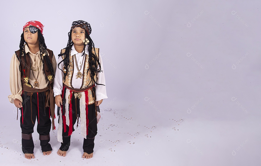 Duas crianças vestidas com  roupas semelhante ao do pirata.