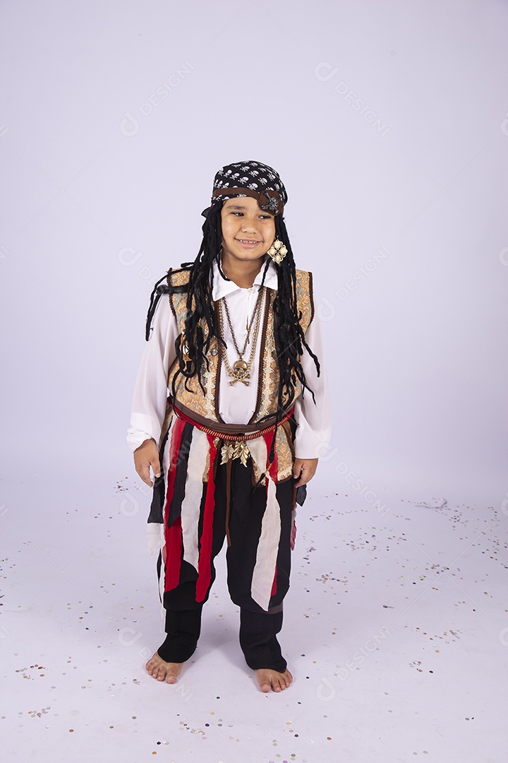 Criança com fantasia do pirata sobre um fundo isolado branco.