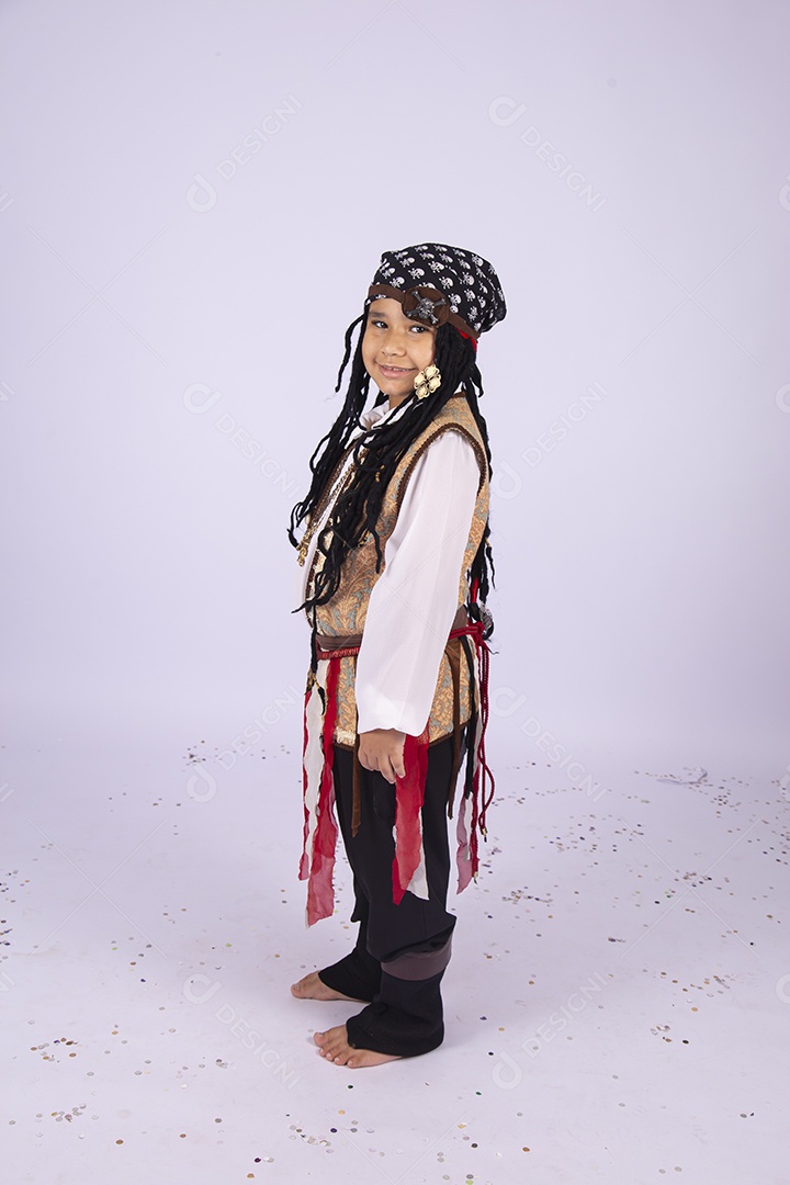 Criança com fantasia do pirata sobre um fundo isolado branco.