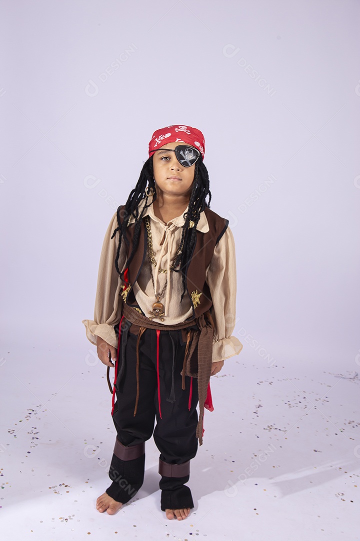 Criança com fantasia do pirata sobre um fundo isolado branco.
