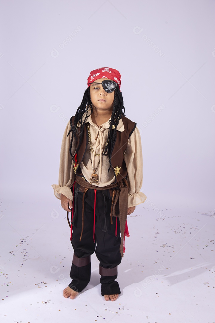 Criança com fantasia do pirata sobre um fundo isolado branco.