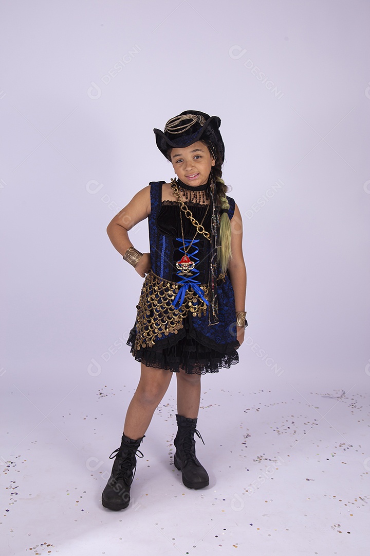 Menina vestida com fantasia  sobre um fundo isolado branco.