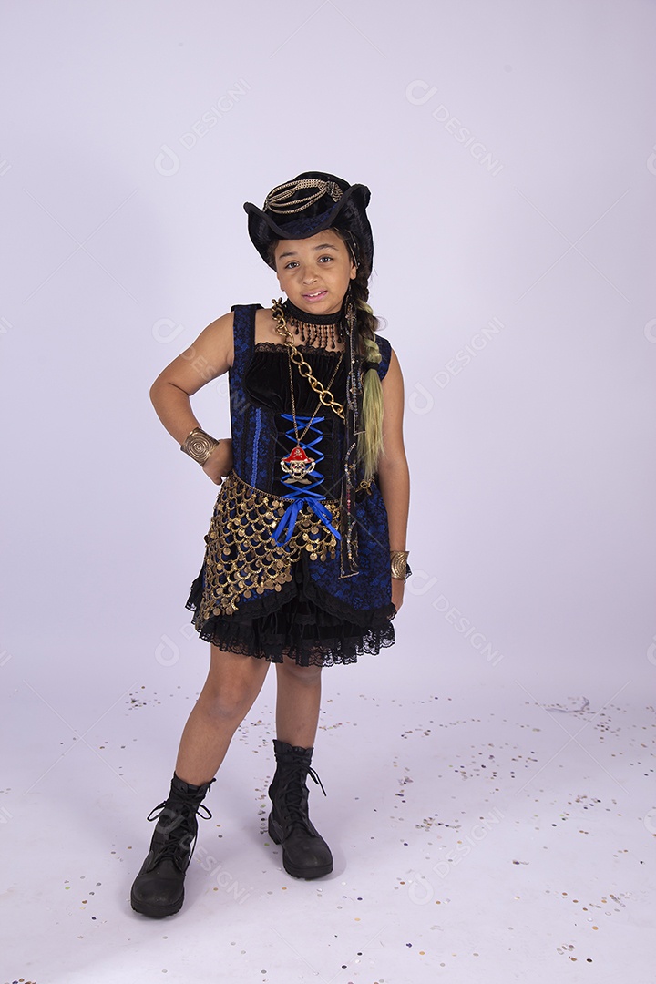 Linda menina fantasiada sobre um fundo isolado branco.