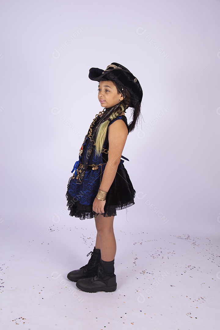 Menina vestida com fantasia  sobre um fundo isolado branco.