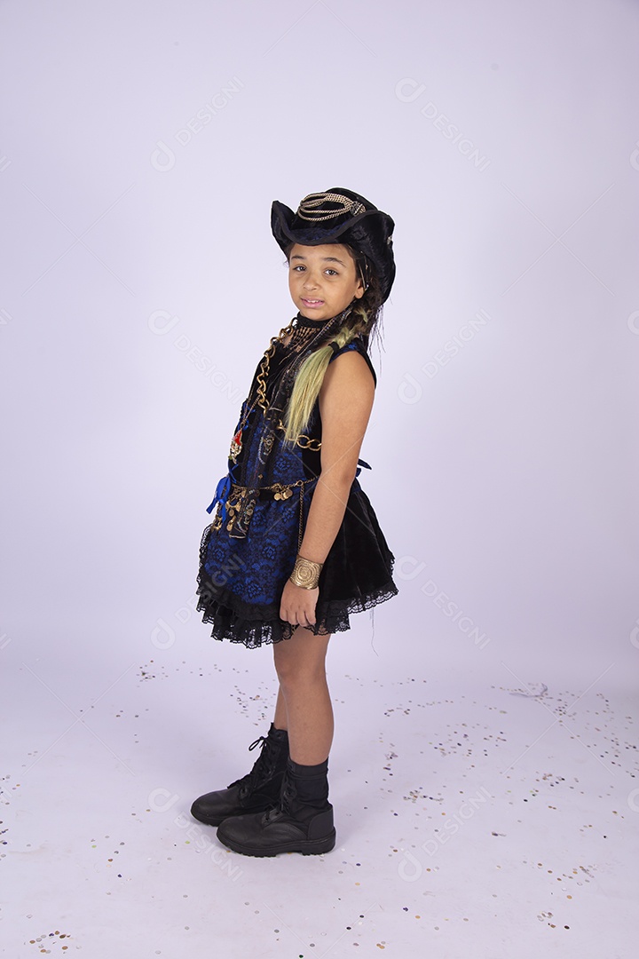 Menina vestida com fantasia  sobre um fundo isolado branco.