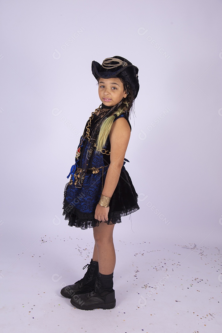 Menina vestida com fantasia  sobre um fundo isolado branco.