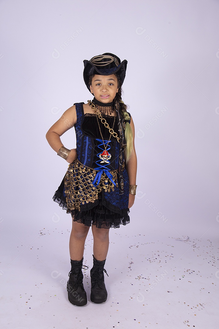 Menina vestida com fantasia  sobre um fundo isolado branco.