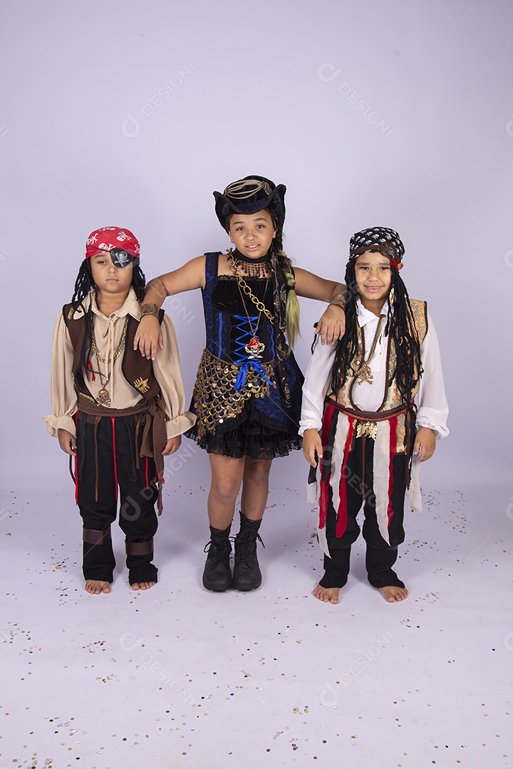 Crianças fantasiadas sobre um fundo isolado branco.