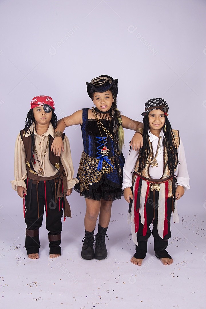 Crianças fantasiadas sobre um fundo isolado branco.