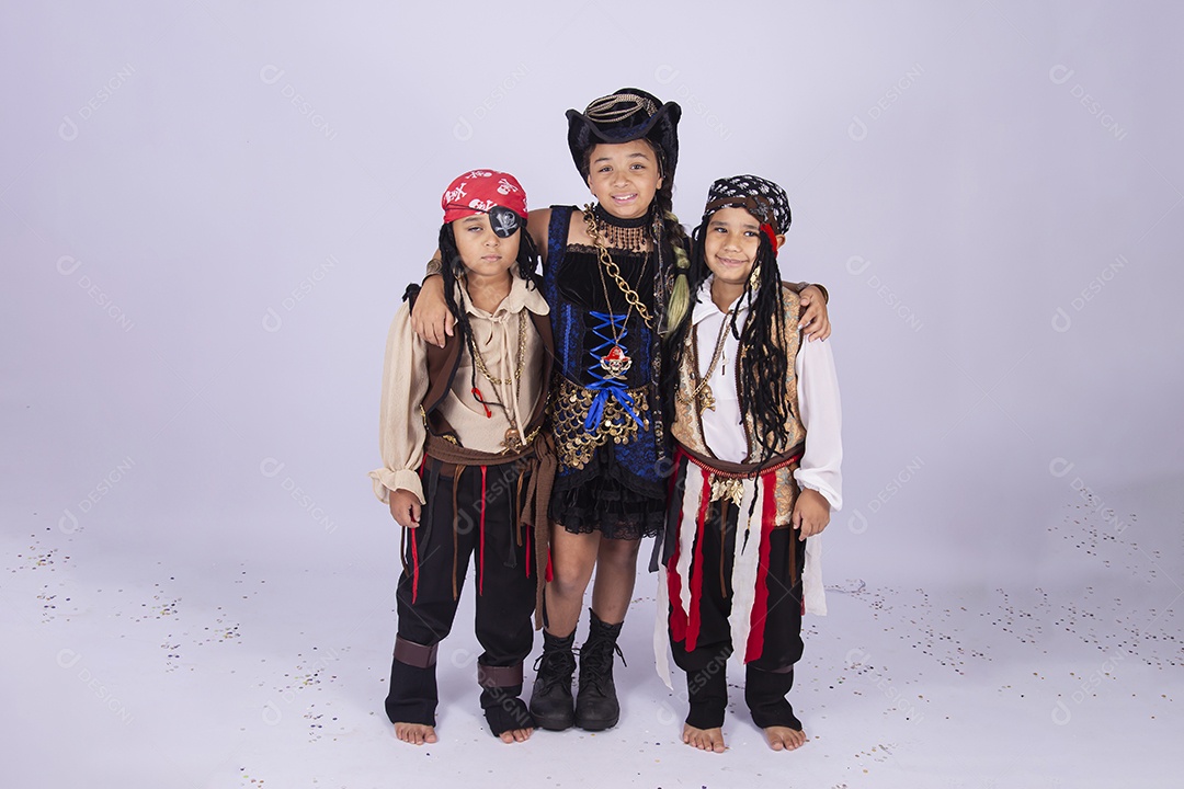 Crianças fantasiadas sobre um fundo isolado branco.