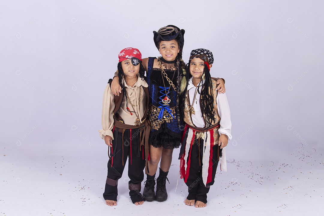 Crianças fantasiadas sobre um fundo isolado branco.