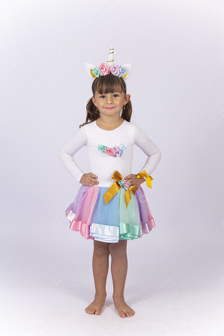 Linda menina com fantasia sobre fundo isolado branco.