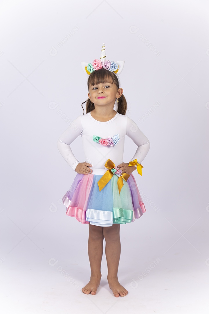 Linda menina com fantasia sobre fundo isolado branco.