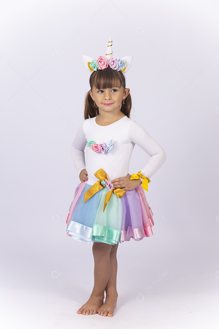 Linda menina com fantasia sobre fundo isolado branco.