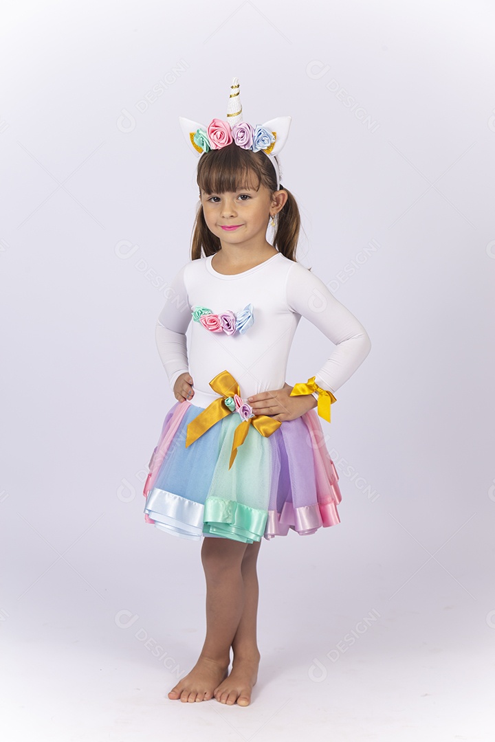 Linda menina com fantasia sobre fundo isolado branco.