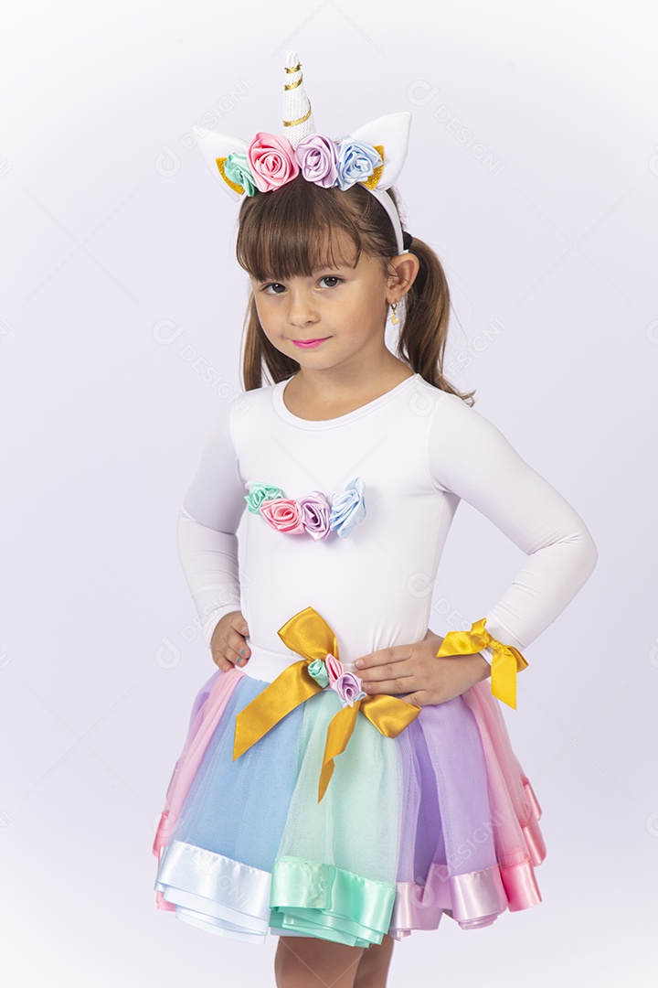 Linda menina com fantasia sobre fundo isolado branco.