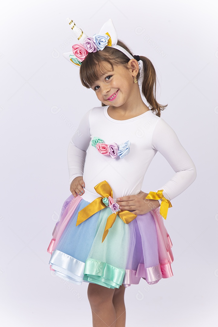 Linda menina com fantasia sobre fundo isolado branco.