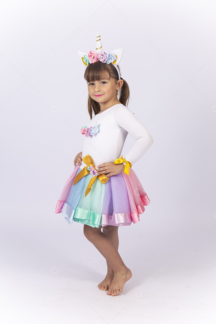 Linda menina com fantasia sobre fundo isolado branco.