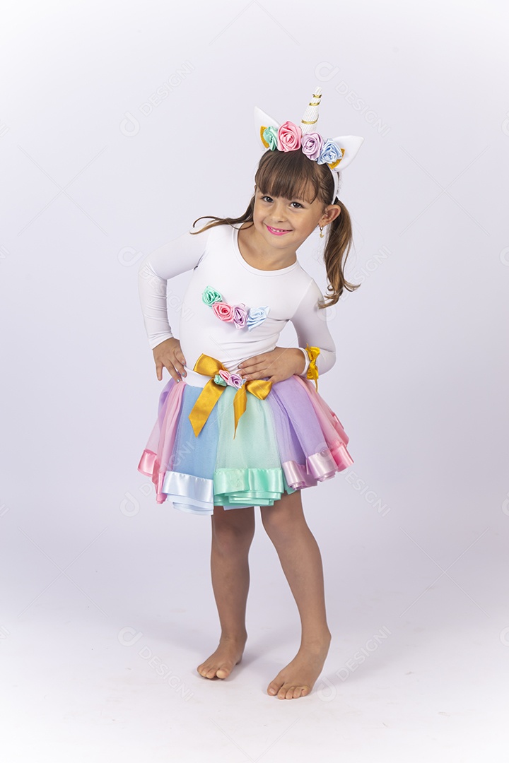 Linda menina com fantasia sobre fundo isolado branco.