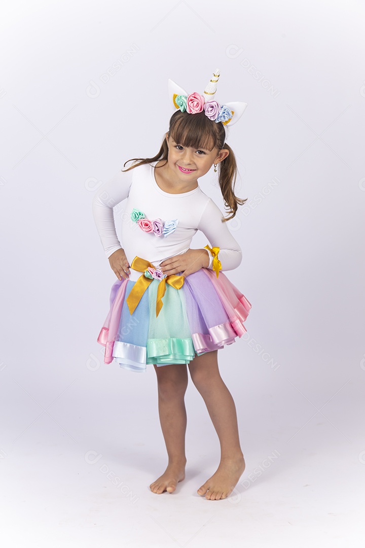 Linda menina com fantasia sobre fundo isolado branco.