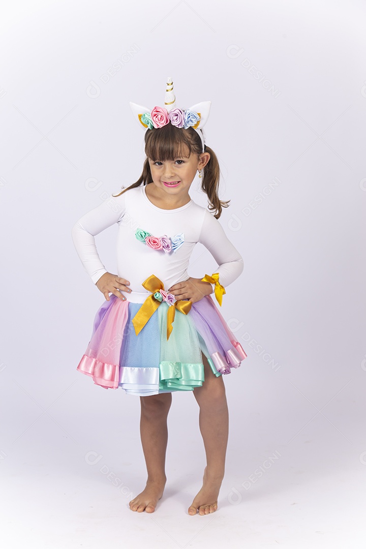 Linda menina com fantasia sobre fundo isolado branco.