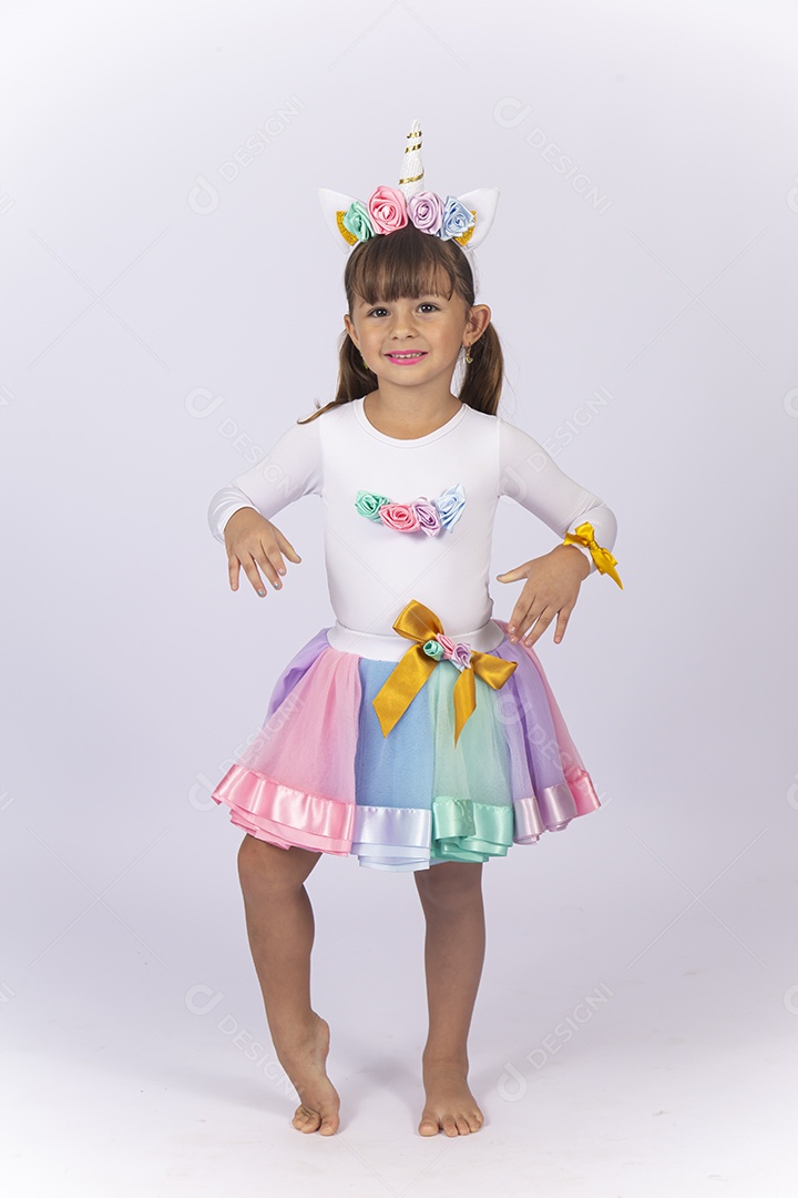 Linda menina com fantasia sobre fundo isolado branco.