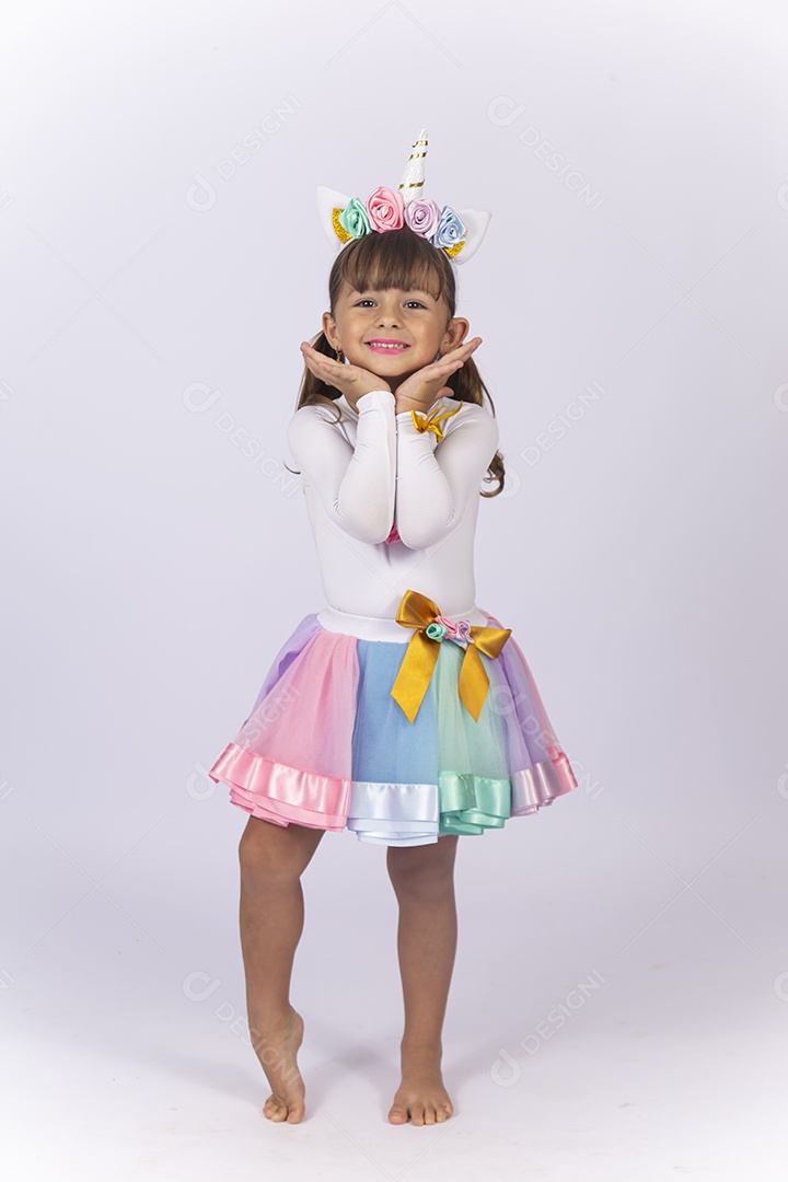 Linda menina com fantasia sobre fundo isolado branco.