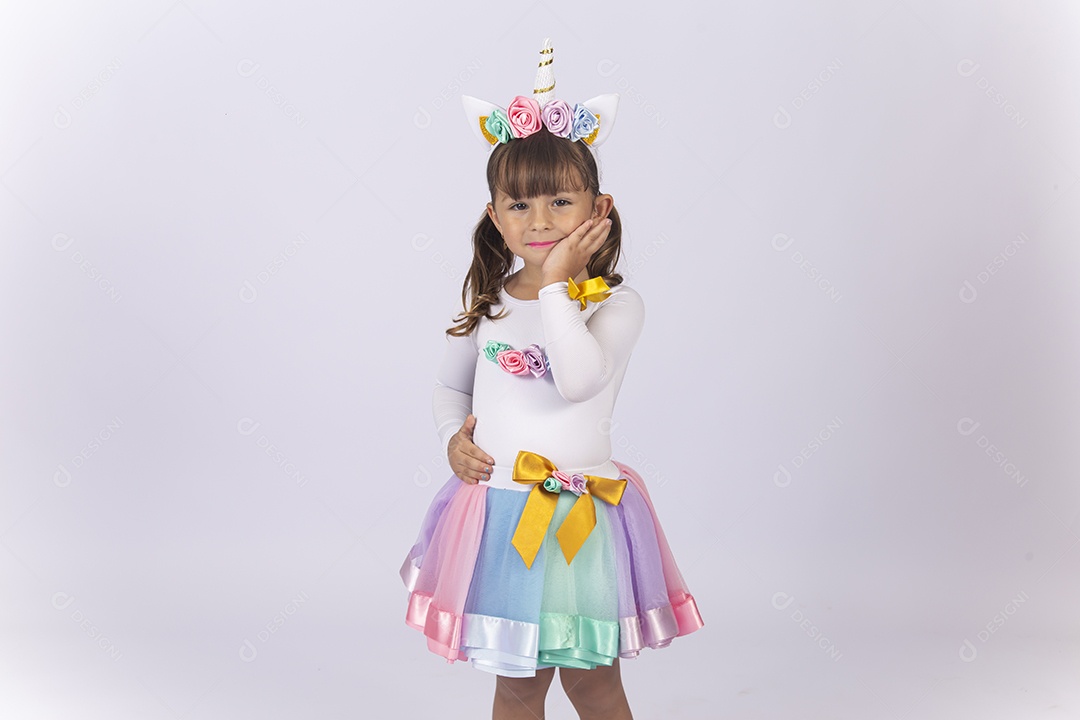 Linda menina com fantasia sobre fundo isolado branco.