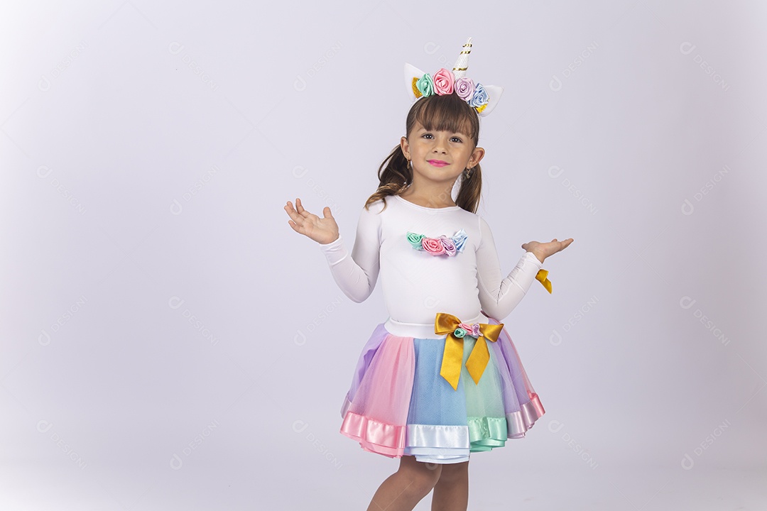 Linda menina com fantasia sobre fundo isolado branco.