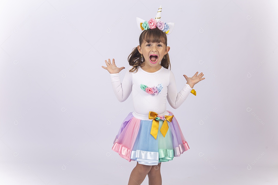 Linda menina com fantasia sobre fundo isolado branco.