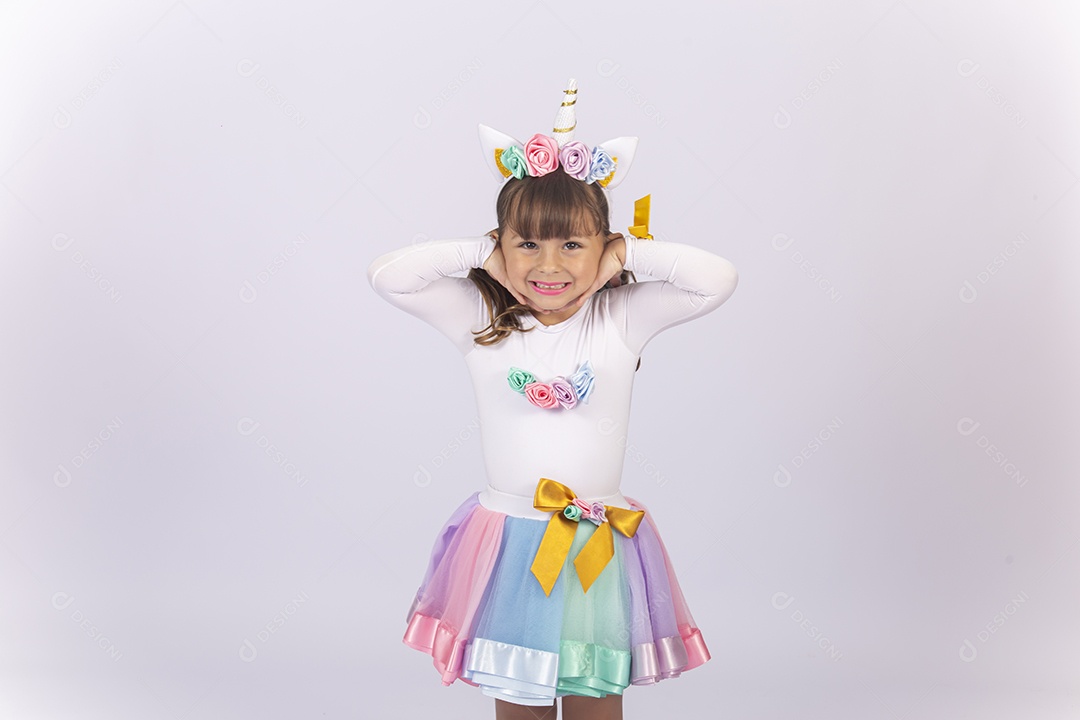 Linda menina com fantasia sobre fundo isolado branco.