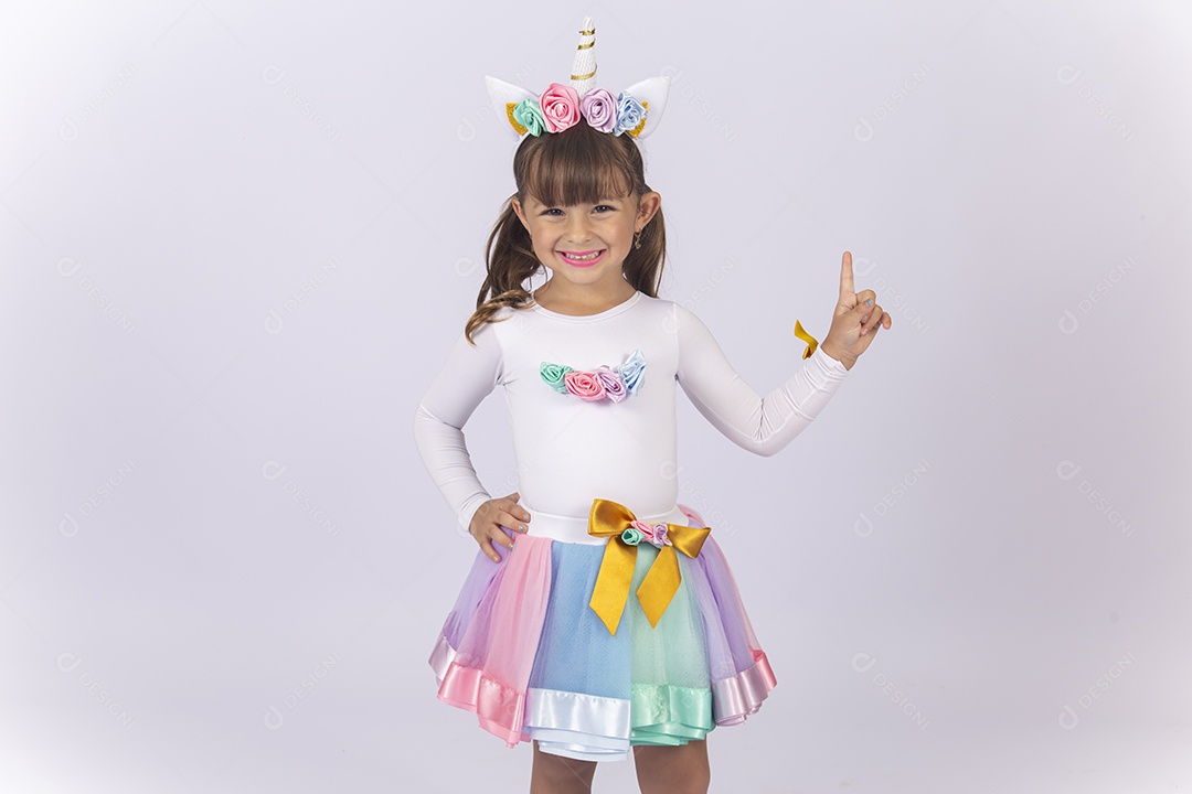 Linda menina com fantasia sobre fundo isolado branco.