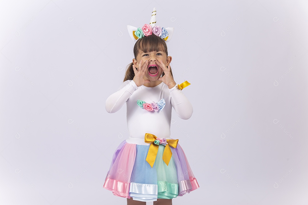 Linda menina com fantasia sobre fundo isolado branco.