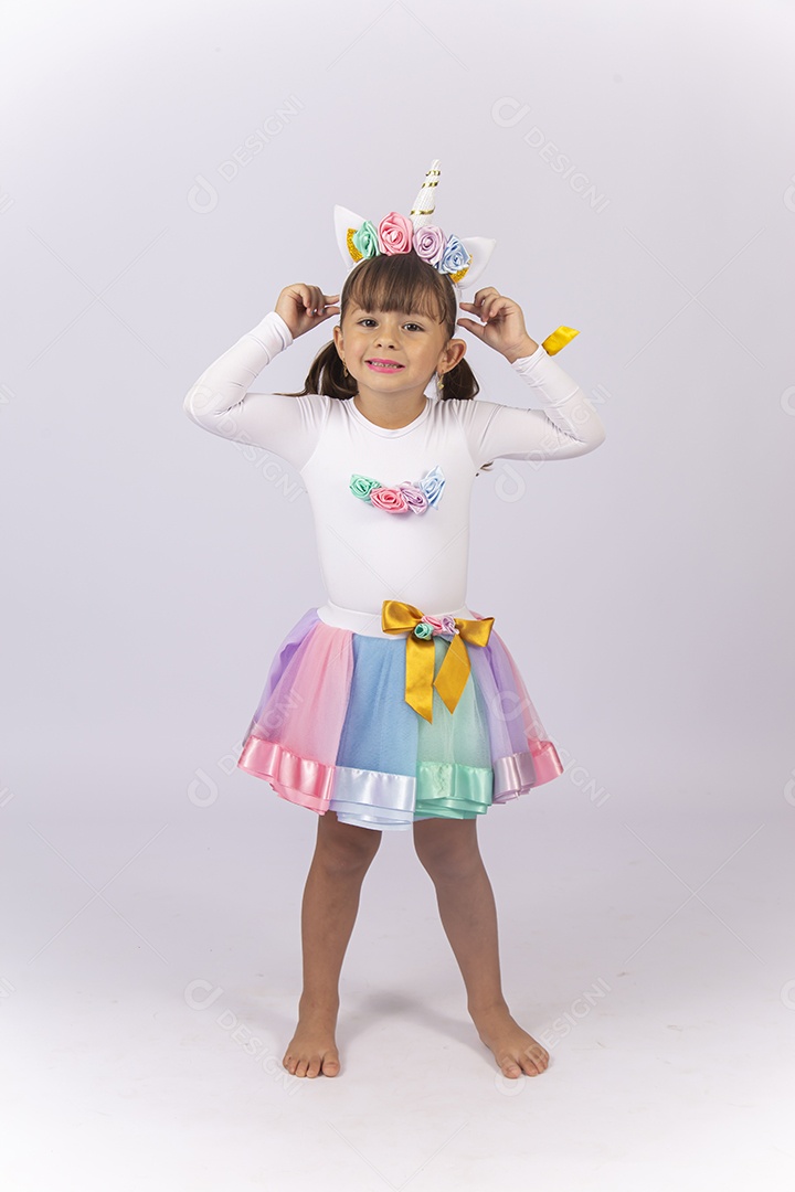 Linda menina com fantasia sobre fundo isolado branco.