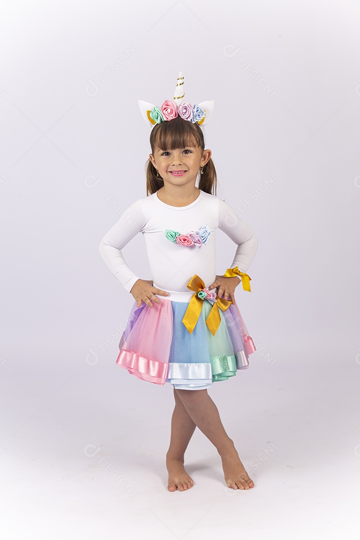 Linda menina com fantasia sobre fundo isolado branco.