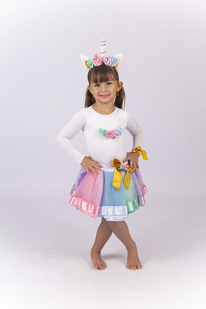 Linda menina com fantasia sobre fundo isolado branco.