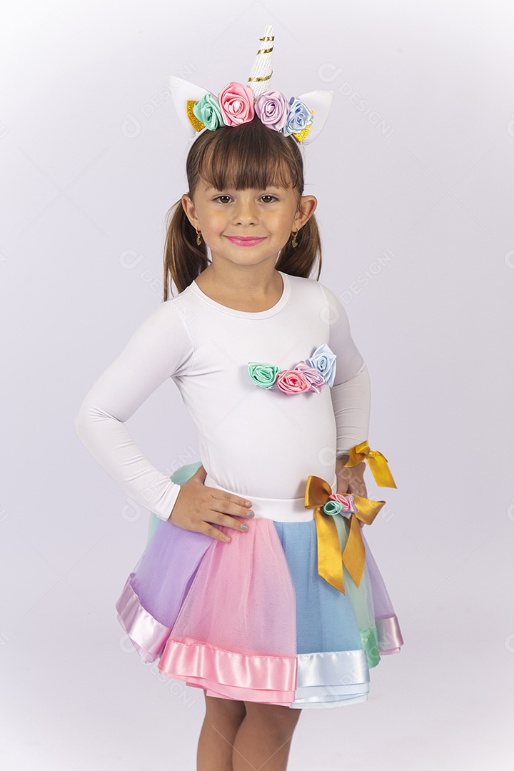 Linda menina fantasiada sobre um fundo isolado branco.